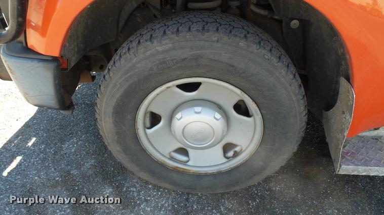 image for item L3957 2008 Ford F250 Super Duty XL utility bed pickup truck