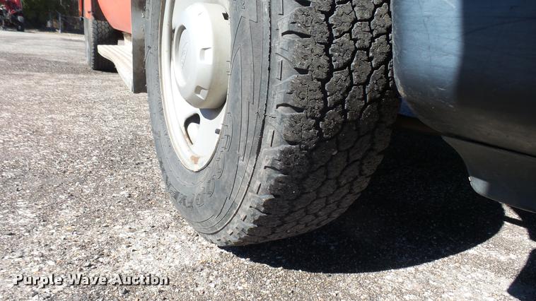 image for item L3957 2008 Ford F250 Super Duty XL utility bed pickup truck