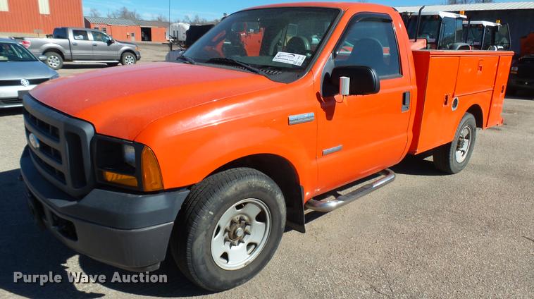 image for item L3958 2006 Ford F250 Super Duty XL utility bed pickup truck