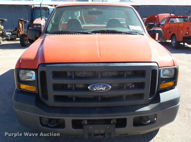 image for item L3958 2006 Ford F250 Super Duty XL utility bed pickup truck