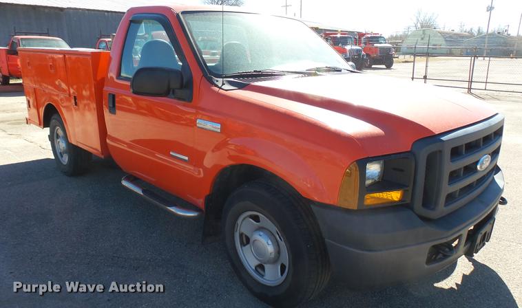 image for item L3958 2006 Ford F250 Super Duty XL utility bed pickup truck