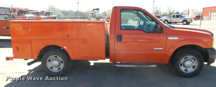 image for item L3958 2006 Ford F250 Super Duty XL utility bed pickup truck