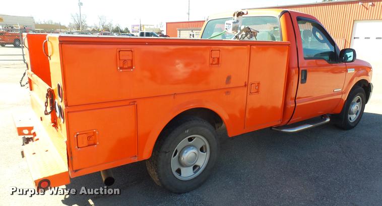 image for item L3958 2006 Ford F250 Super Duty XL utility bed pickup truck