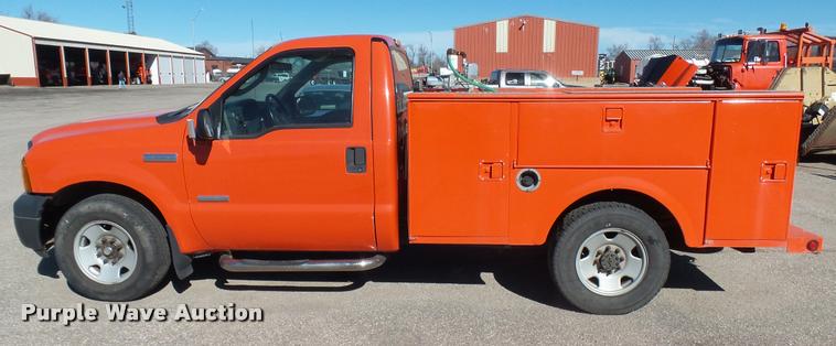 image for item L3958 2006 Ford F250 Super Duty XL utility bed pickup truck