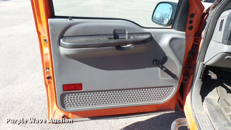 image for item L3958 2006 Ford F250 Super Duty XL utility bed pickup truck