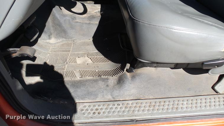 image for item L3958 2006 Ford F250 Super Duty XL utility bed pickup truck