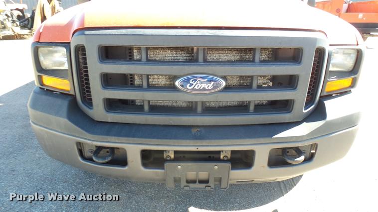 image for item L3958 2006 Ford F250 Super Duty XL utility bed pickup truck