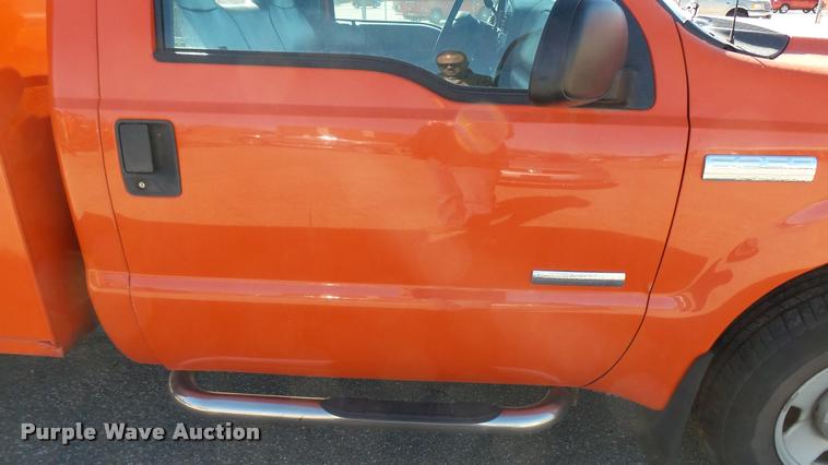 image for item L3958 2006 Ford F250 Super Duty XL utility bed pickup truck