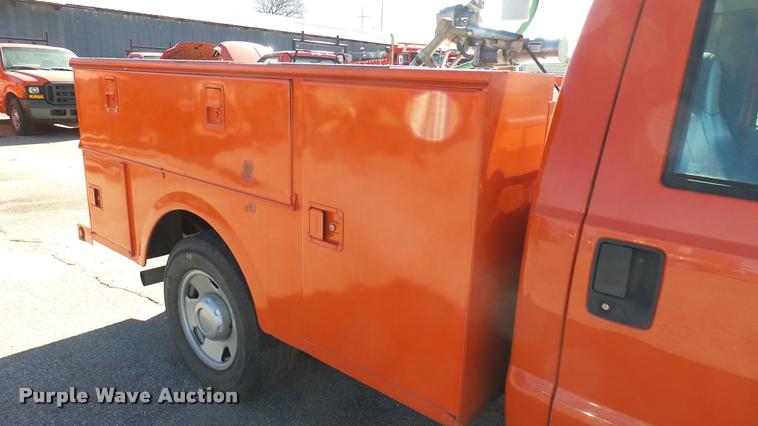 image for item L3958 2006 Ford F250 Super Duty XL utility bed pickup truck