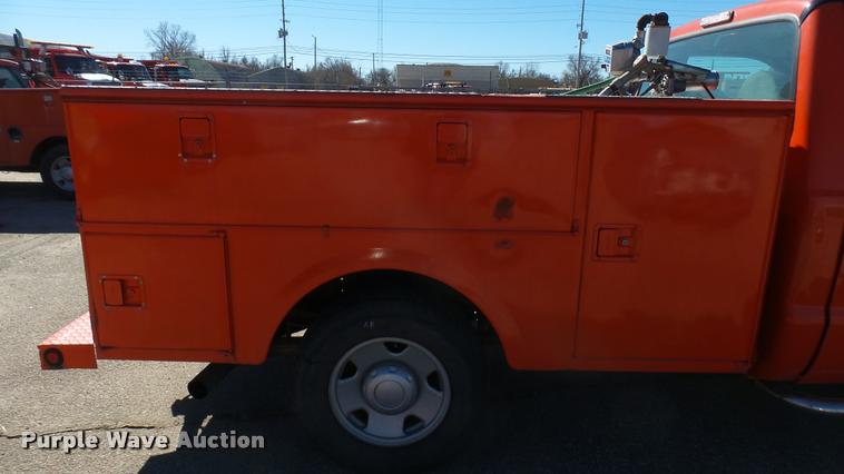 image for item L3958 2006 Ford F250 Super Duty XL utility bed pickup truck