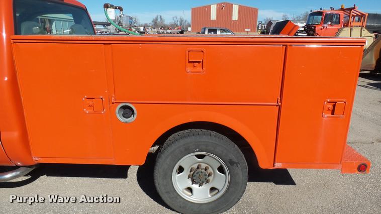 image for item L3958 2006 Ford F250 Super Duty XL utility bed pickup truck