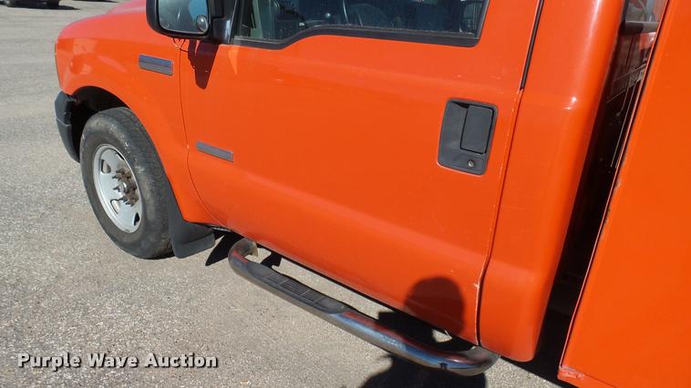 image for item L3958 2006 Ford F250 Super Duty XL utility bed pickup truck
