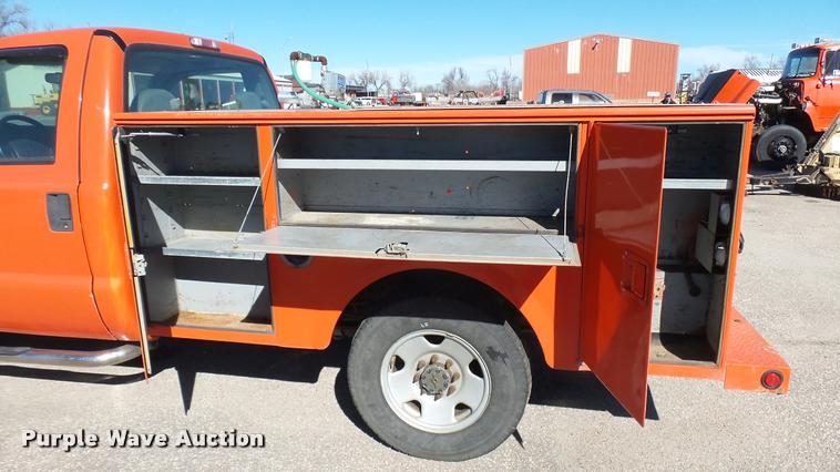 image for item L3958 2006 Ford F250 Super Duty XL utility bed pickup truck