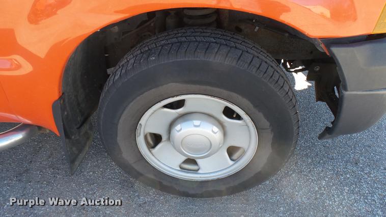 image for item L3958 2006 Ford F250 Super Duty XL utility bed pickup truck