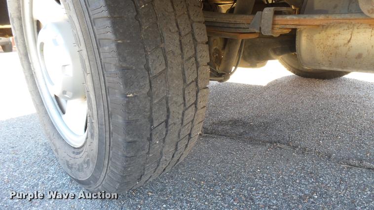 image for item L3958 2006 Ford F250 Super Duty XL utility bed pickup truck