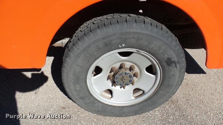 image for item L3958 2006 Ford F250 Super Duty XL utility bed pickup truck