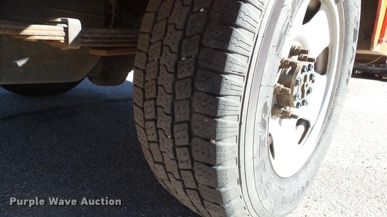 image for item L3958 2006 Ford F250 Super Duty XL utility bed pickup truck