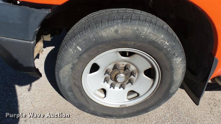 image for item L3958 2006 Ford F250 Super Duty XL utility bed pickup truck