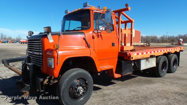 image for item L3961 1997 Ford LNT9000 gin pole truck