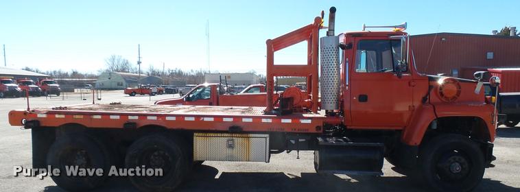 image for item L3961 1997 Ford LNT9000 gin pole truck