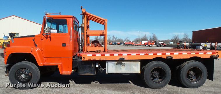 image for item L3961 1997 Ford LNT9000 gin pole truck