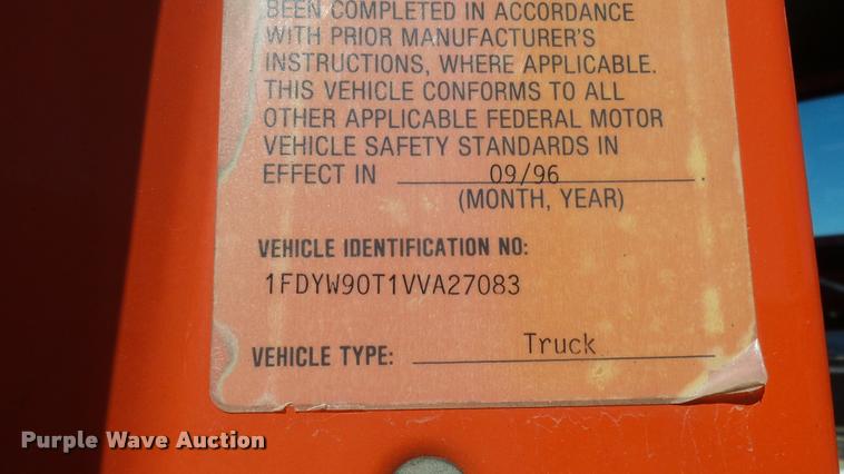 image for item L3961 1997 Ford LNT9000 gin pole truck