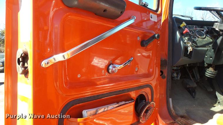 image for item L3961 1997 Ford LNT9000 gin pole truck