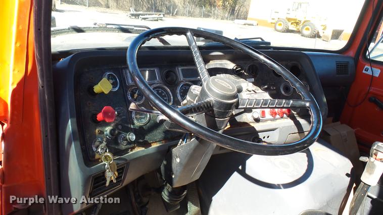 image for item L3961 1997 Ford LNT9000 gin pole truck