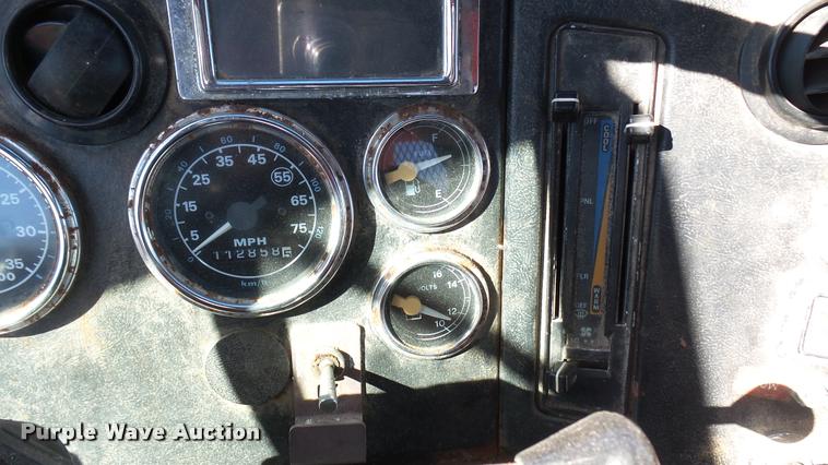 image for item L3961 1997 Ford LNT9000 gin pole truck