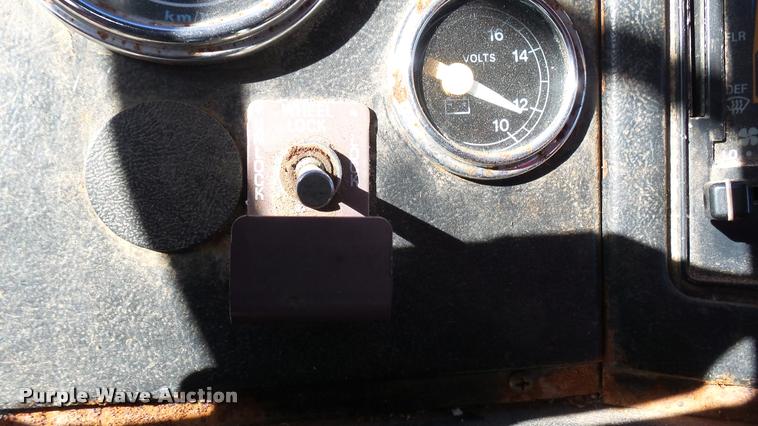 image for item L3961 1997 Ford LNT9000 gin pole truck