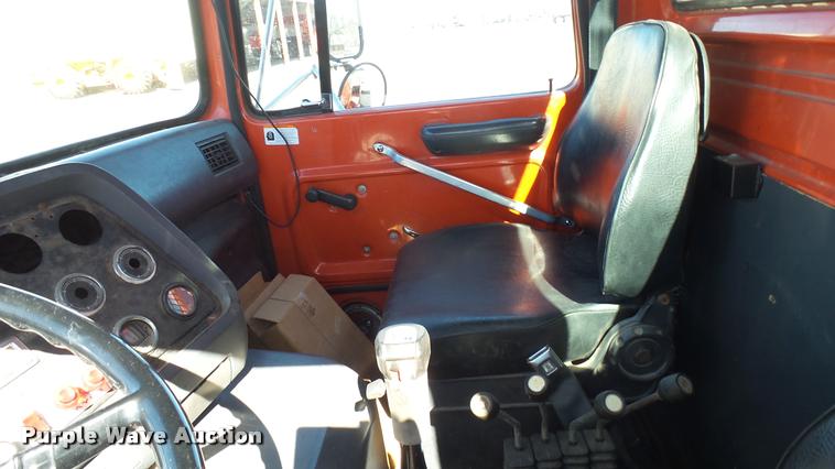 image for item L3961 1997 Ford LNT9000 gin pole truck