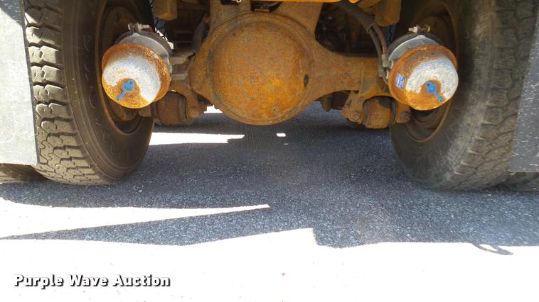 image for item L3961 1997 Ford LNT9000 gin pole truck