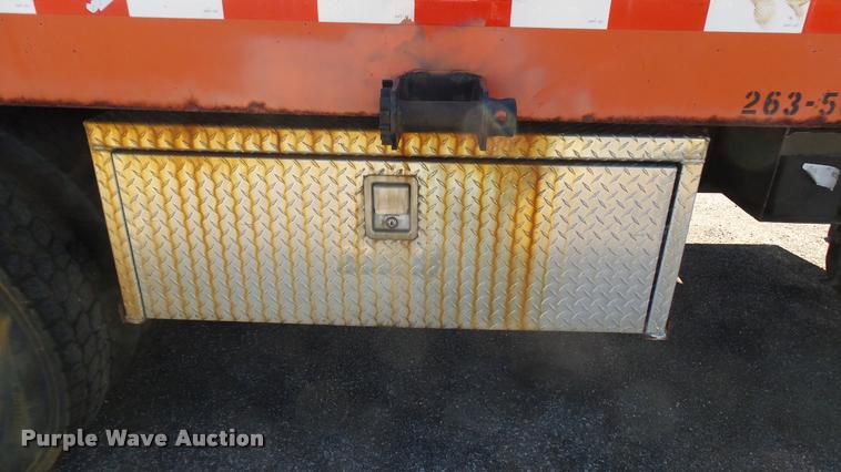 image for item L3961 1997 Ford LNT9000 gin pole truck