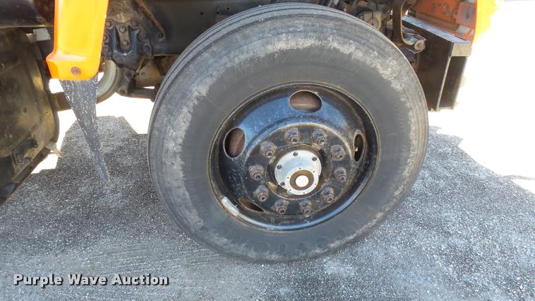 image for item L3961 1997 Ford LNT9000 gin pole truck