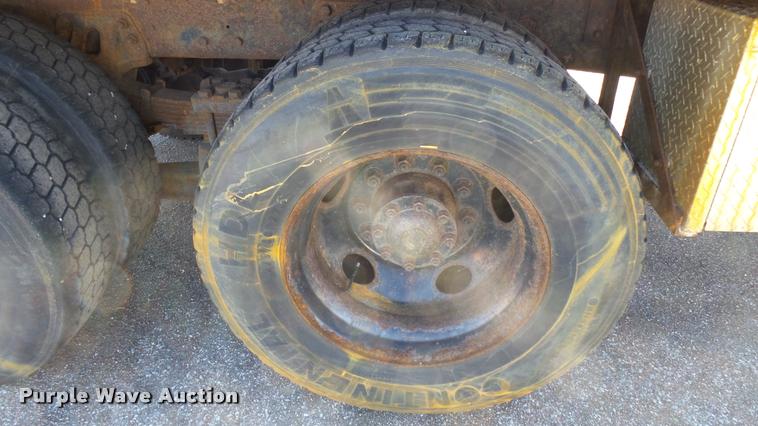 image for item L3961 1997 Ford LNT9000 gin pole truck