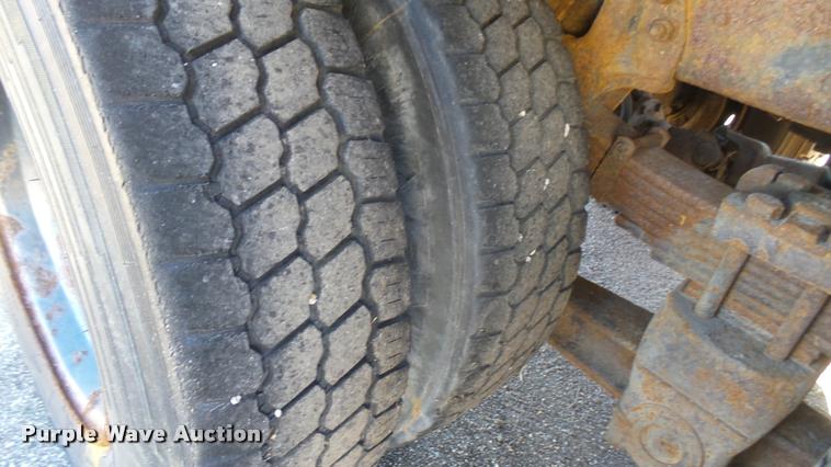 image for item L3961 1997 Ford LNT9000 gin pole truck