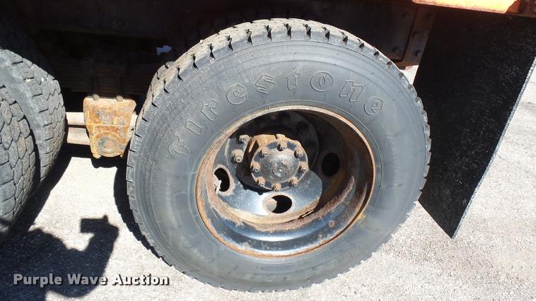 image for item L3961 1997 Ford LNT9000 gin pole truck