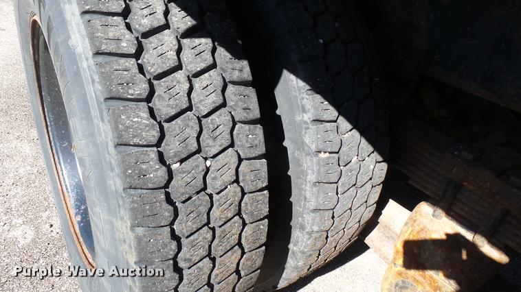 image for item L3961 1997 Ford LNT9000 gin pole truck