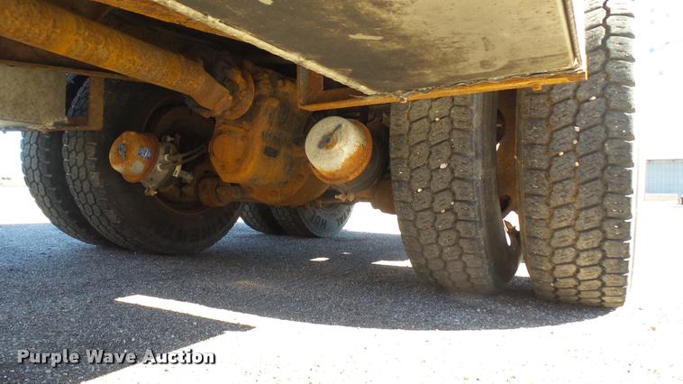 image for item L3961 1997 Ford LNT9000 gin pole truck