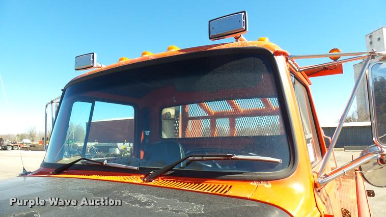 image for item L3961 1997 Ford LNT9000 gin pole truck