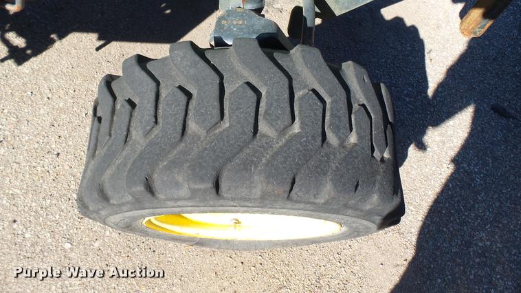 image for item L3964 2006 John Deere 2320 MFWD tractor