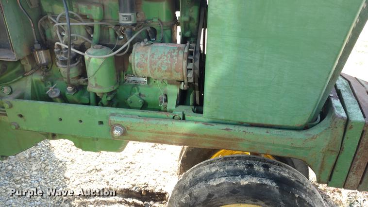 image for item BU9936 John Deere 2010 tractor
