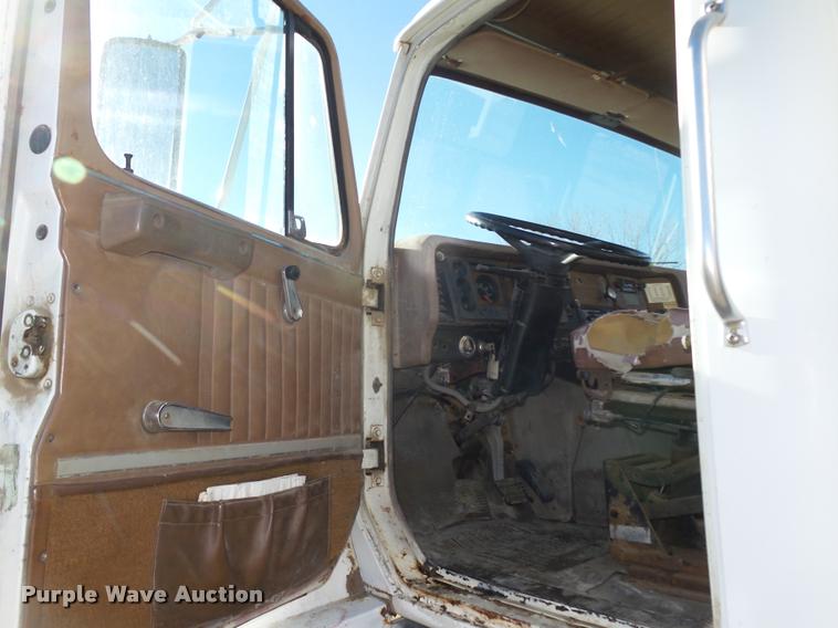 image for item DA0561 1982 International 1954 Easy Rider 1600C applicator truck