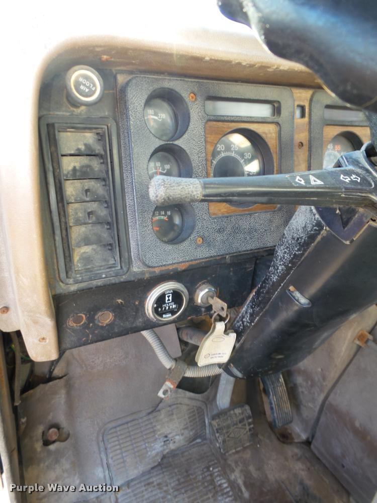 image for item DA0561 1982 International 1954 Easy Rider 1600C applicator truck