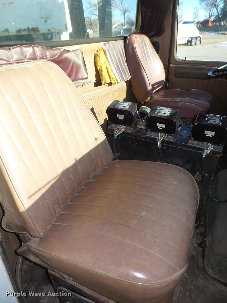 image for item DA0561 1982 International 1954 Easy Rider 1600C applicator truck