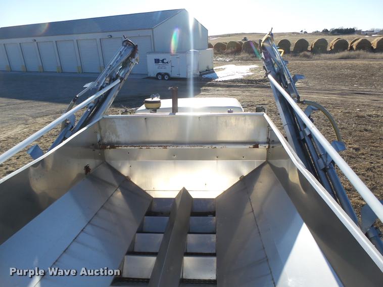 image for item DA0561 1982 International 1954 Easy Rider 1600C applicator truck