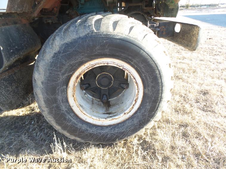 image for item DA0561 1982 International 1954 Easy Rider 1600C applicator truck