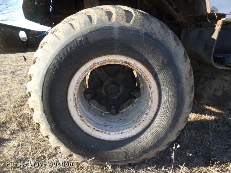 image for item DA0561 1982 International 1954 Easy Rider 1600C applicator truck