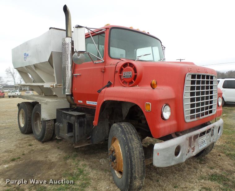 image for item DA3357 1984 Ford LNT9000 tender truck