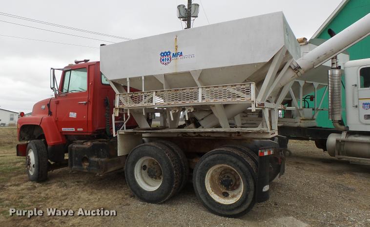 image for item DA3357 1984 Ford LNT9000 tender truck